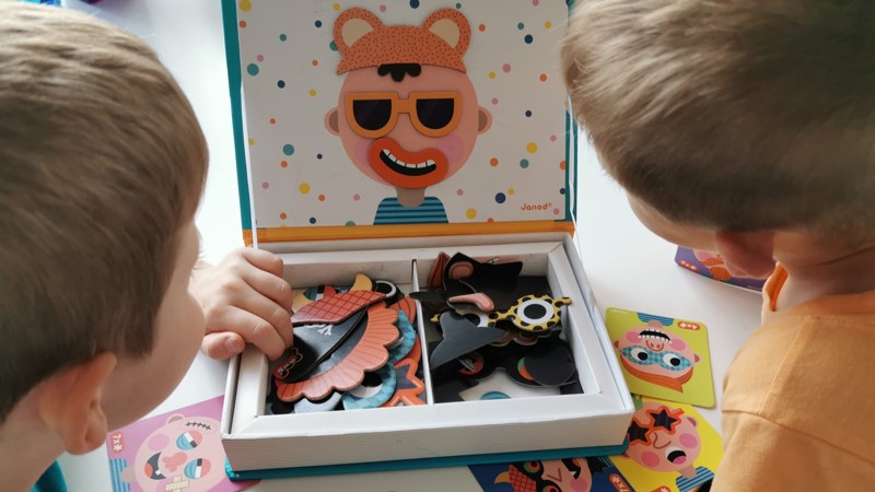 RECENZE - Magnetick&aacute; kniha - Legračn&iacute; obličeje